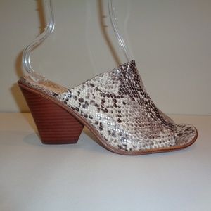 Vince Camuto Size 9.5 M DORMINA Open Toe Mules